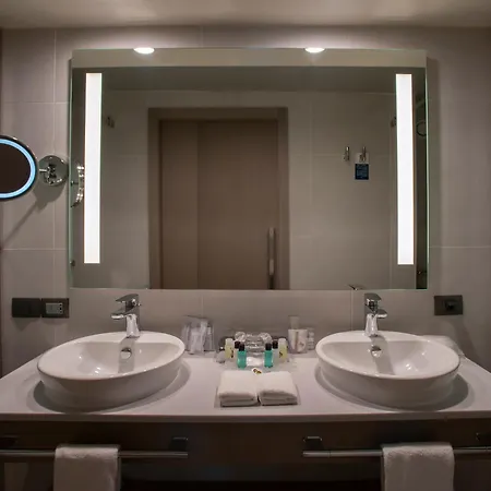 מלון Four Points By Sheraton 4*