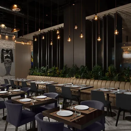 Four Points By Sheraton ホテル